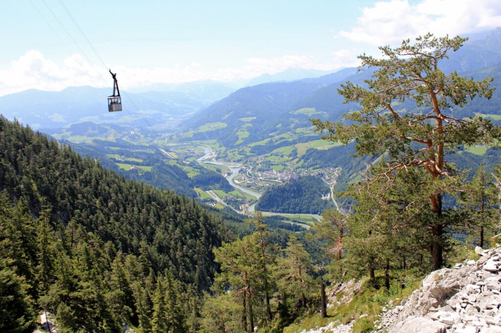 Kabine der Eisriesenwelt-Seilbahn über dem Salzachtal