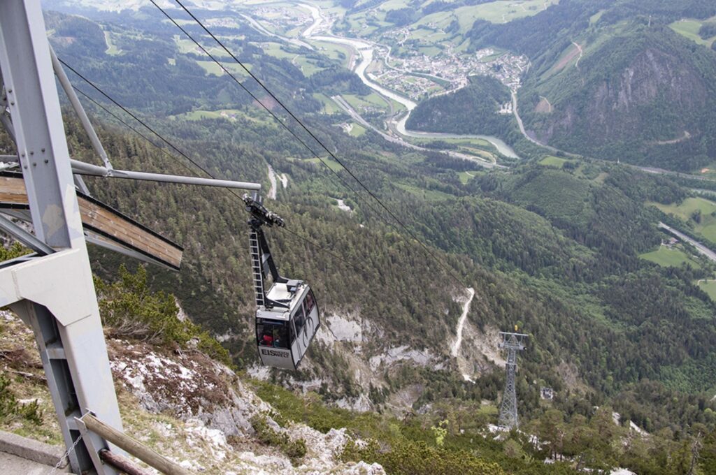 Österreichs steilste Seilbahn in Werfen mit Blick ins Salzachtal