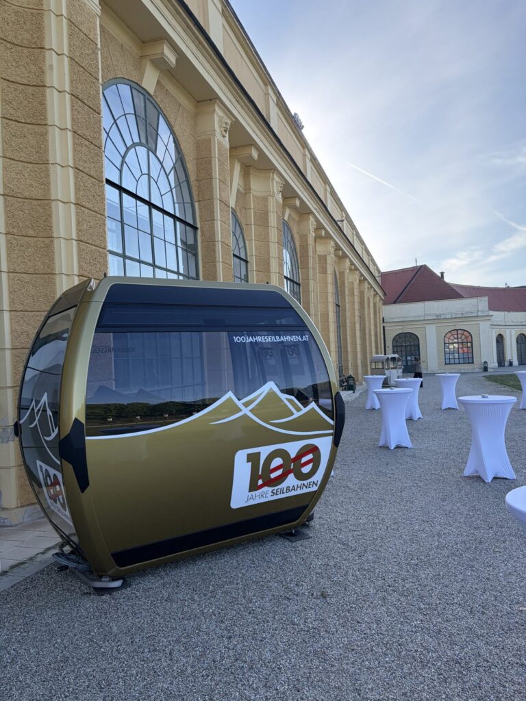Goldene Jubiläumskabine vor der Orangerie in Schloss Schönbrunn