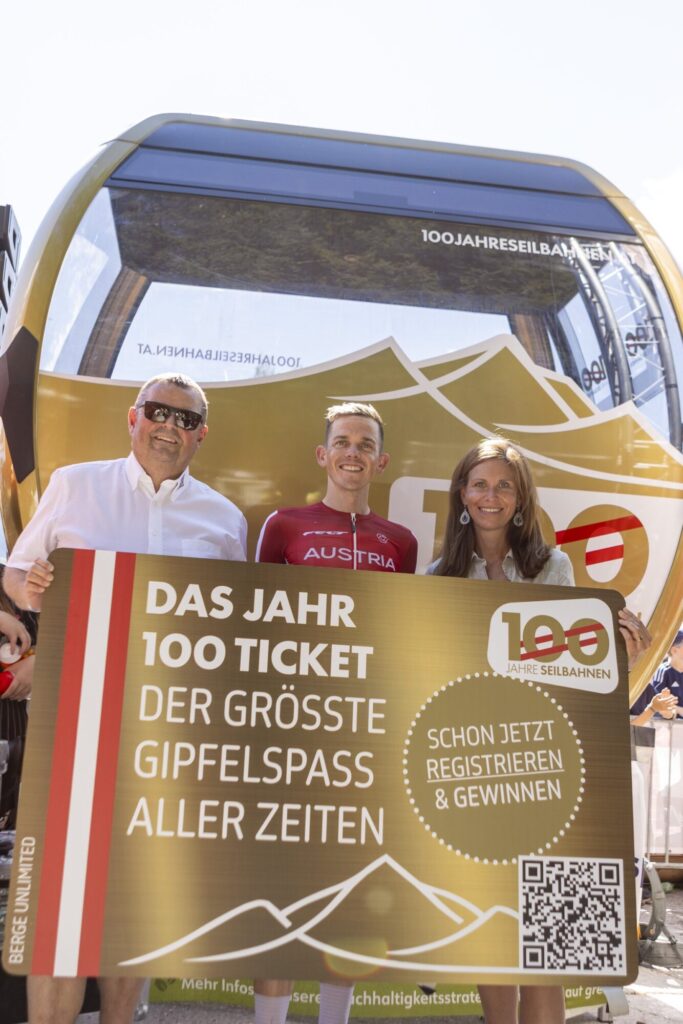Präsentation des Jahrhundertticket vor der Jubiläumskabine bei der Tour of Austria in St. Johann im Pongau